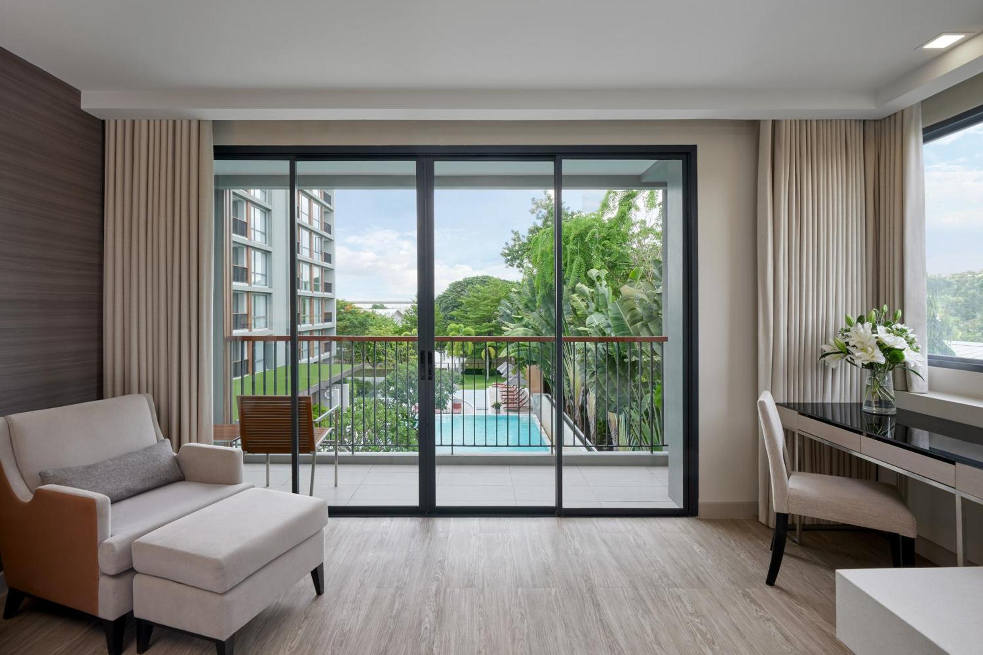 The Park Nine Hotel Suvarnabhumi Bangkok Rom bilde A living room with a sliding door