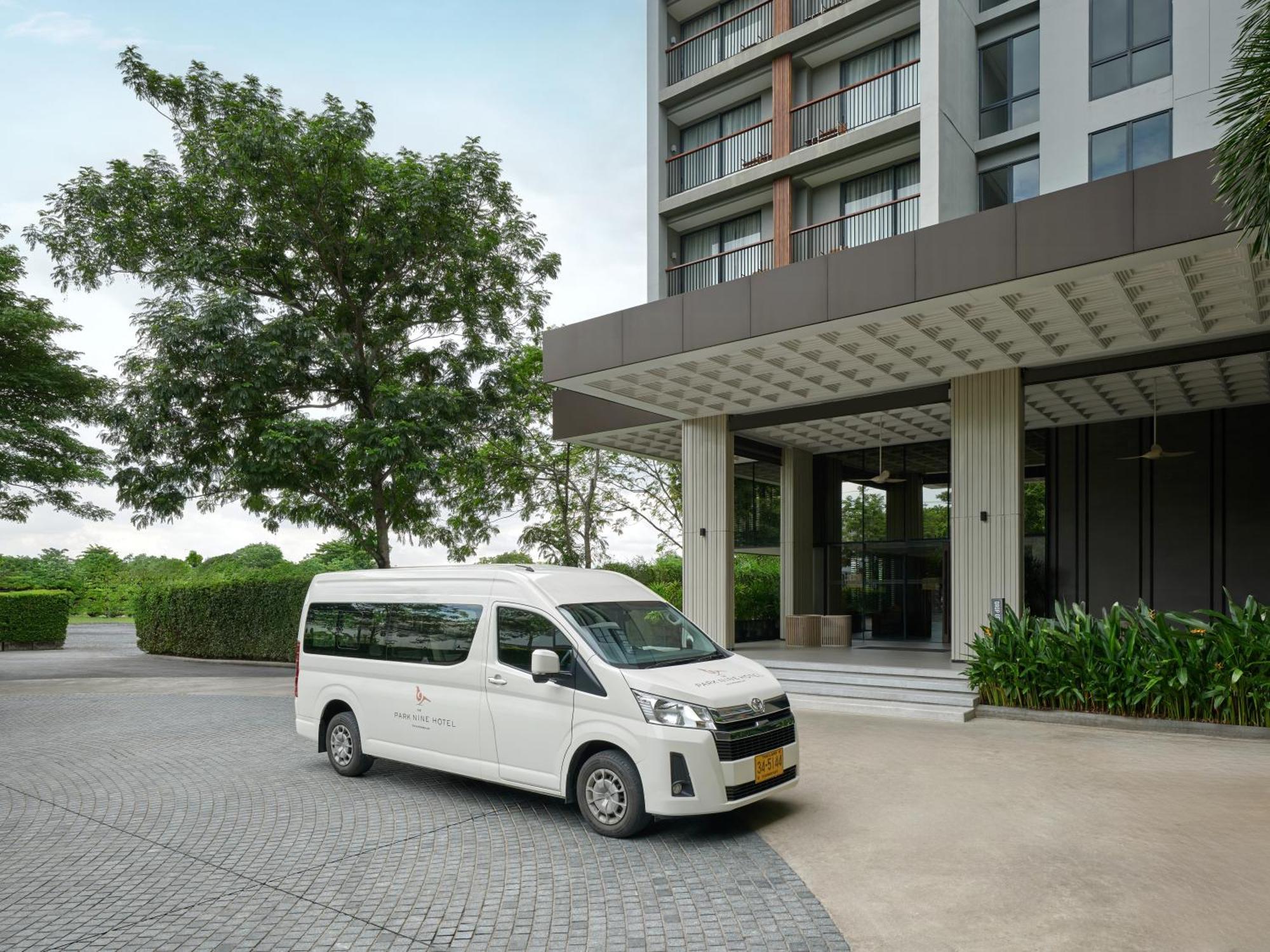 The Park Nine Hotel Suvarnabhumi Bangkok Eksteriør bilde Toyota Commuter Van
